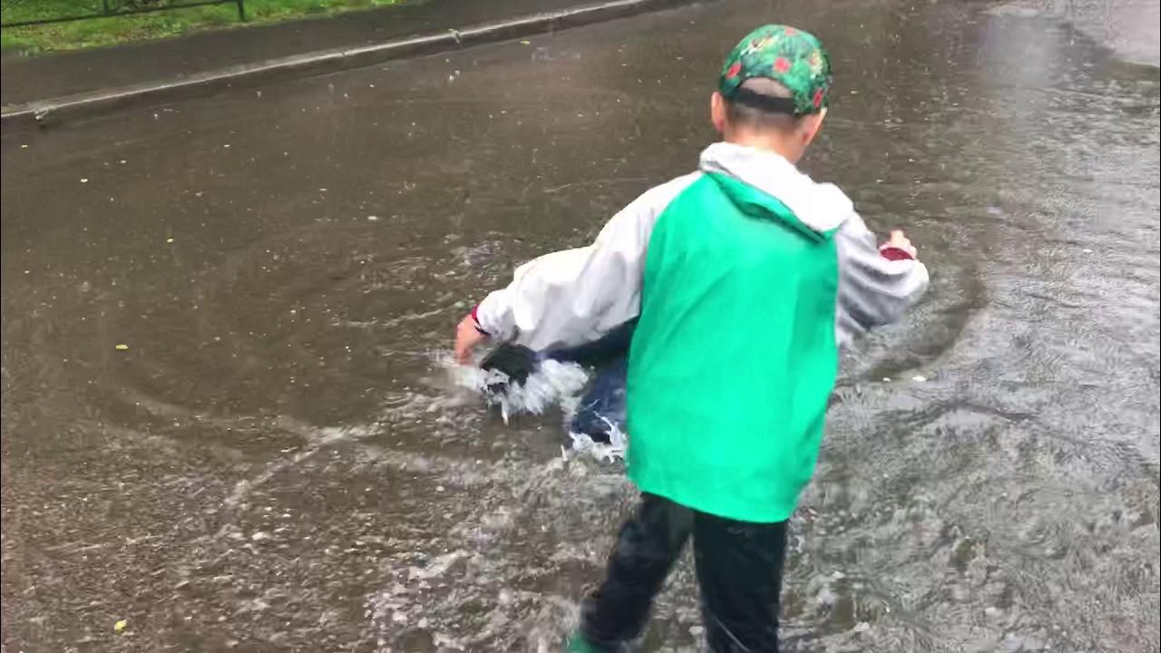 Дети купаются в одежде. Ребенок искупался в луже. Купается в луже. Купается в луже. Ребенок в луже.