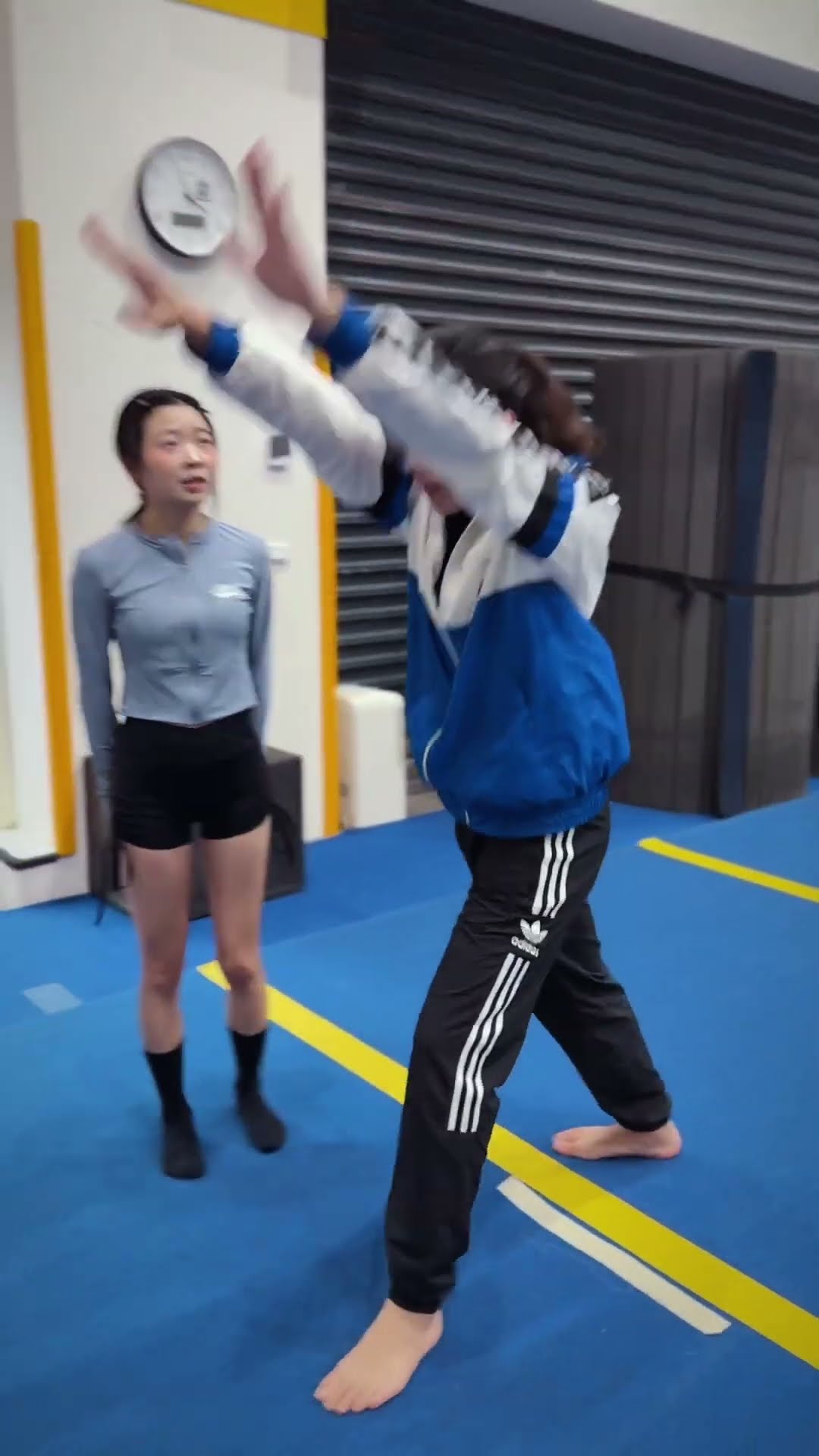 Who can do cartwheels?