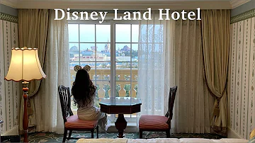 ディズニーランドホテルで晩酌するカップル ディズニーランドホテルで晩酌するカップル