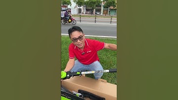 Máy cưa cành cây dùng pin 40V kèm máy cắt tỉa hàng rào Greenworks, model CKF460