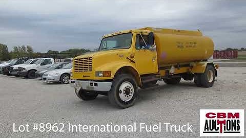 Lot 8962  2001 International 4700 2,500 Gallon Fuel Tank Service Truck, 38,235 T444E, Diesel Auto