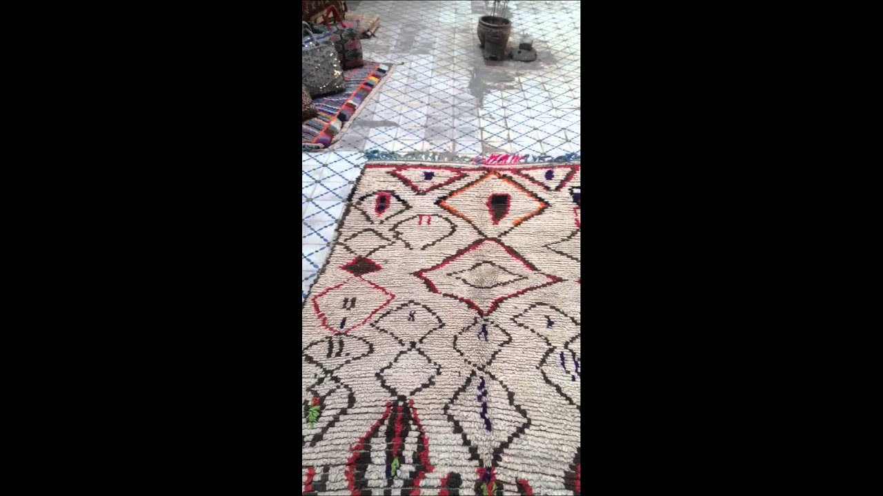 Vintage Moroccan Azilal rug . Tapis Maroccain d'azilal. Boucherouite rug . beniouarain . 9'18" x 4'