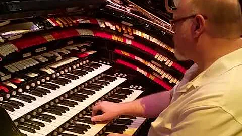 Tim Schramm playing New York, New York on the Migh...