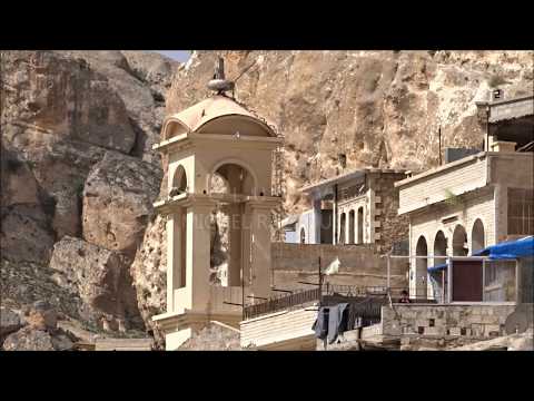   2017 05 14 لحظة عبور مجموعة فلاديمير فج معلولا ودخولها دير مار تقلا في معلولا