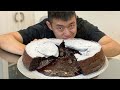製作超大熔岩巧克力蛋糕！Make an oversized lava chocolate cake!