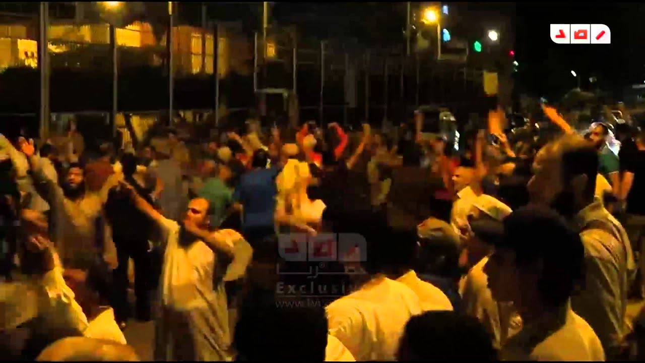 بورسعيد | لحظة اطلاق الجيش النار بعدما حاول الرافضين للانقلاب منع مدرعه من التقدم تجاه المتظاهرين