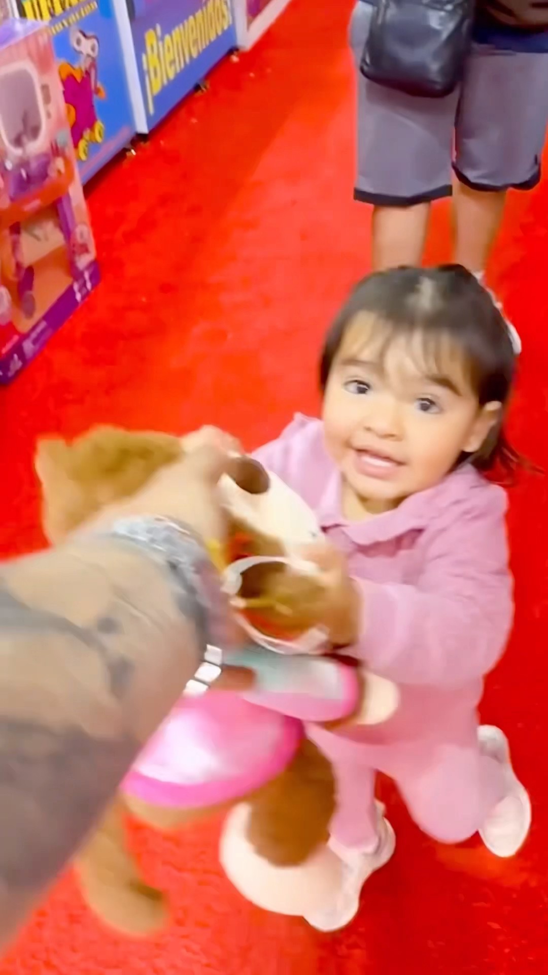 Nuestra HIJA Isabella escoge todo lo que quiere en un JUGUETERÍA??