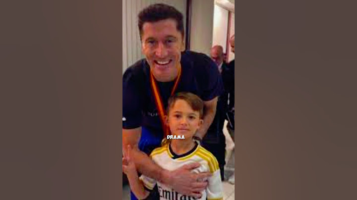 YAMAL AND LEWANDOWSKI COVERING THE BADGE WHILE TAKING A PHOTO WITH A KID IN A REAL MADRID KIT#futbol