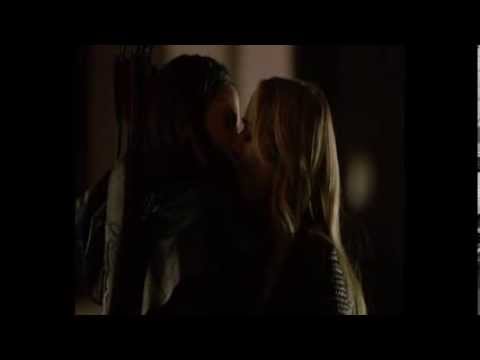 arrow---heir-to-the-demon---sara-and-nyssa-kiss