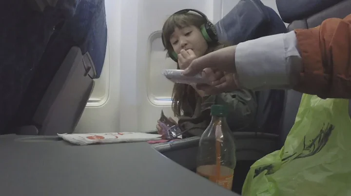 Hidden Camera Shows How Strangers Can Get Close To Unaccompanied Minors on Planes - DayDayNews