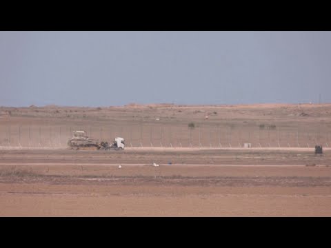 تحميل آليات إسرائيلية على شاحنات ونقلها إلى غلاف غزة