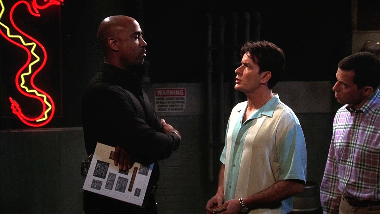 Charlie y Alan se enfr3nt4n a un Guardia de seguridad DOS HOMBRES Y MEDIO CAPITULOS COMPLETOS