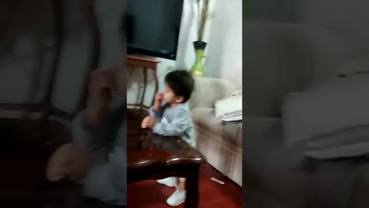 Nniños  que bailan y comen