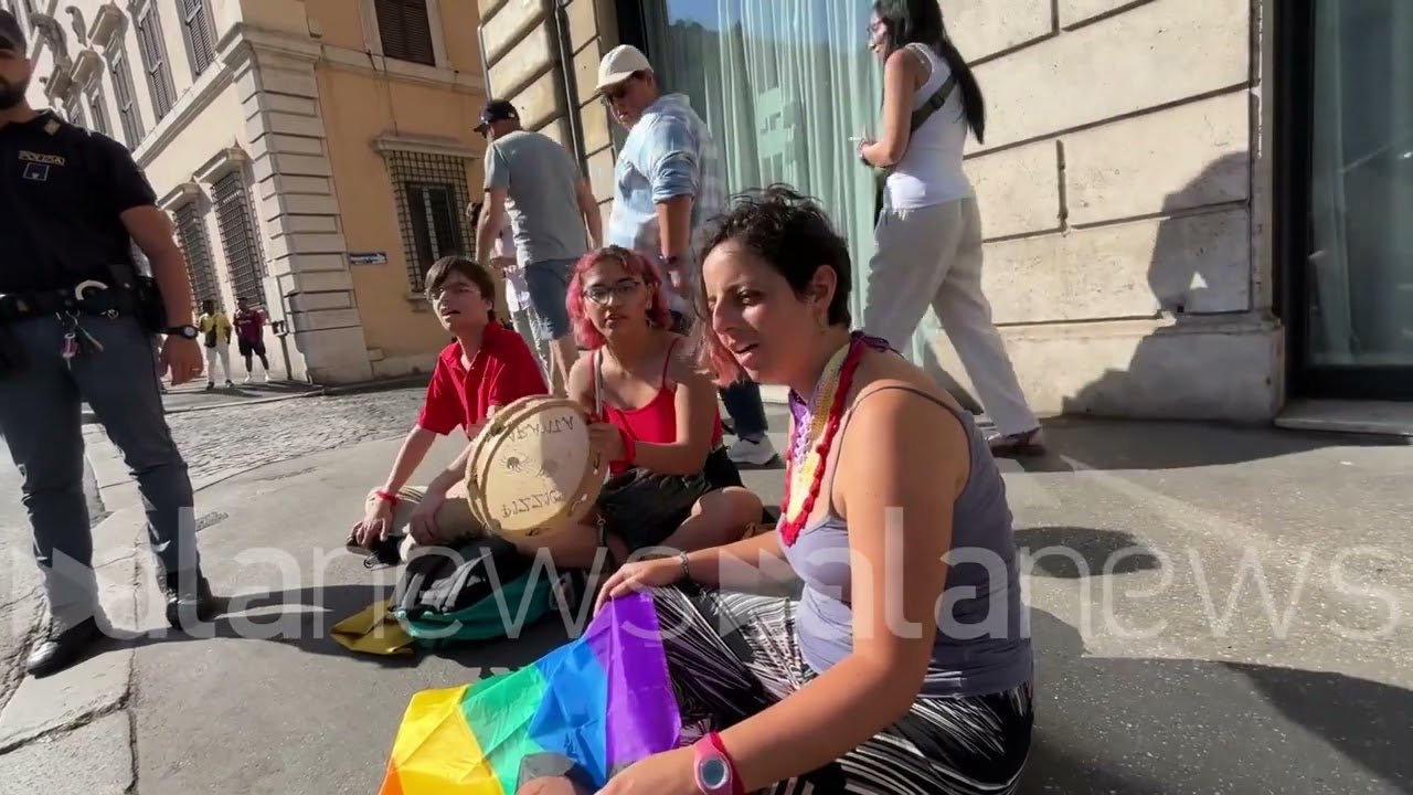 'Blitz' di 'Bruciamo tutto' a Roma: bloccata la centrale Via Vittorio Emanuele II