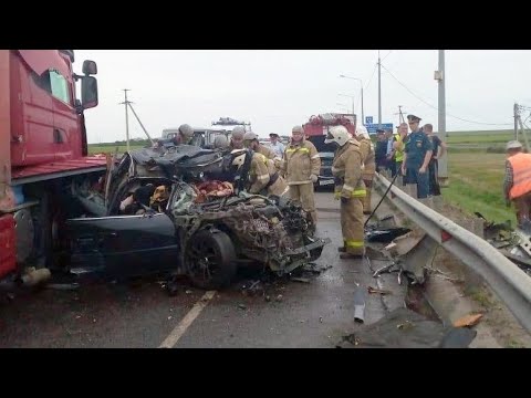 Смяла три автомобиля: 4 человека погибли в жуткой автоаварии в Курской области
