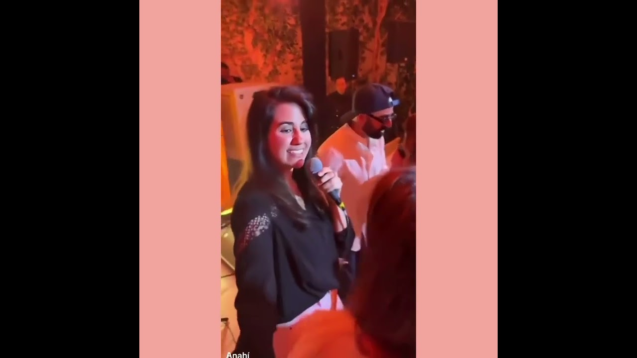 Así celebró Anahí su  cumpleaños #42 rodeada de algunos famosos