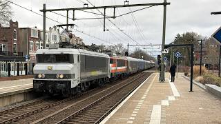 Railexperts 9903+9901 komt met de lege Urlaubs-Express door station Naarden-Bussum!