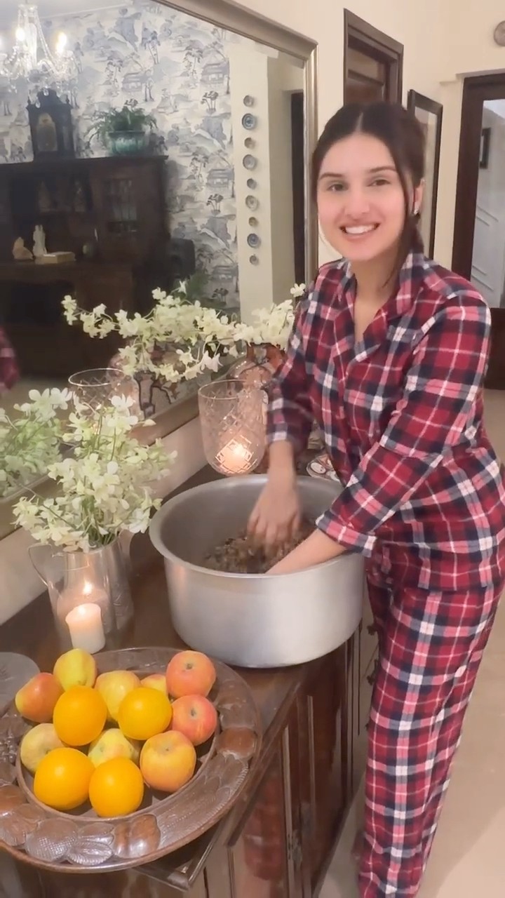 Tara Sutaria prepares her Grandmother's famous christmas pudding ? #tarasutaria #shorts