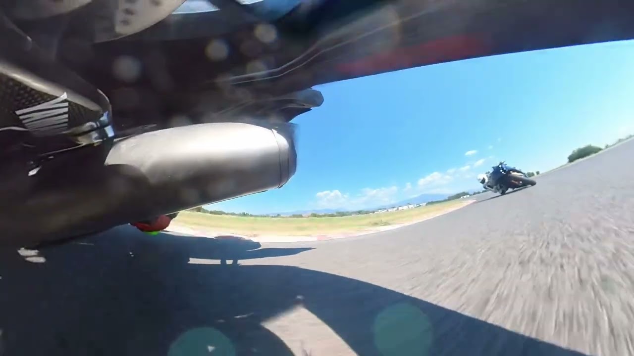 Yamaha r1 2023 GYTR vs Bmw S1000rr 2023 serres track 