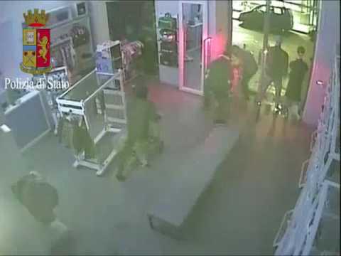 Catania, furto con spaccata al negozio Adidas di via Umberto - YouTube