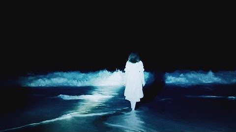 Ocean Sounds - Amélie Farren (Official Music Video)