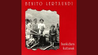 Video thumbnail of "Benito Lertxundi - Zenbat gera"