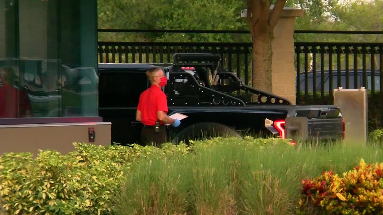 Tom Brady enters the Buccaneers' training facility around 7:08 on Thursday  morning - YouTube