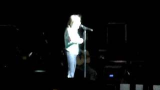 Kelly Clarkson, Platinum Bash, having issues on stage with her outfit!!