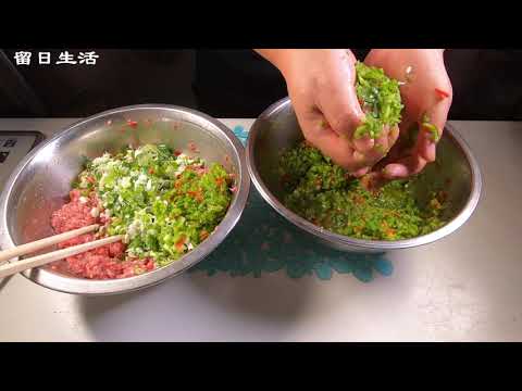 The detailed methods of green pepper dumplings, from mixing noodles with meat fillings to cooking