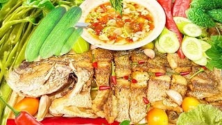 Eat big Fried sea bass with fish sauce and fresh vegetables