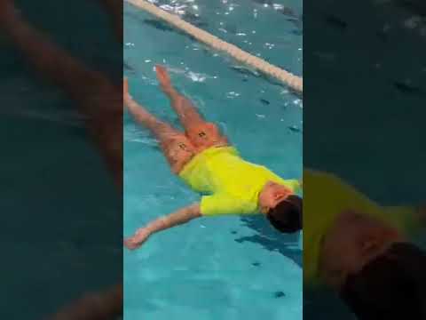 Shorts تعليم السباحة الطفو على الظهر