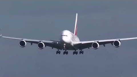 Emirates A380 cross wind landing into Düsseldorf Germany, almost lost control
