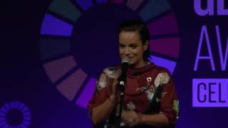 Lily Allen - Three (Live At Global Goals Awards 2017) (VIDEO)