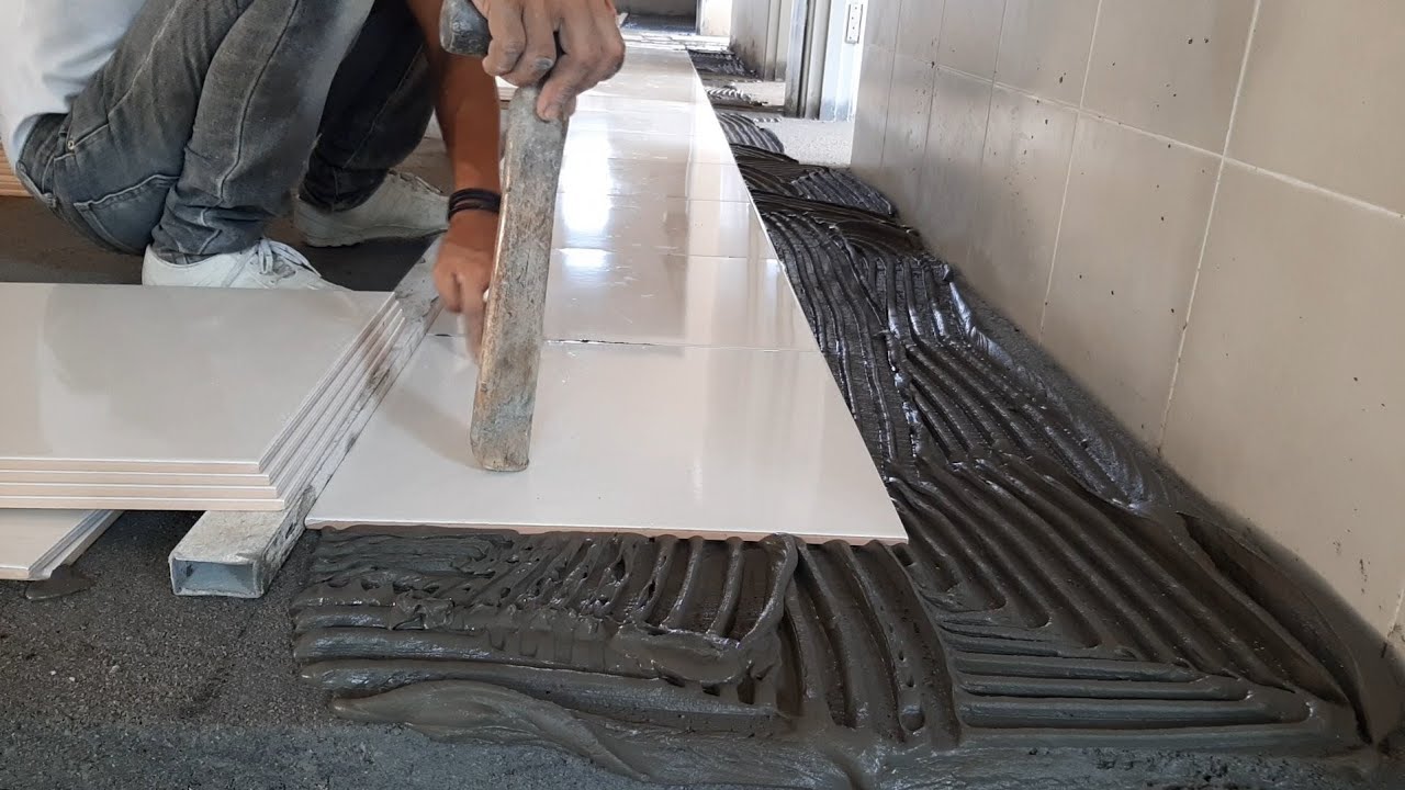 Tehnik pasang  keramik  lantai  pada lorong yang panjang agar 