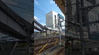 浜松町駅｜ハロウィン衣装の小便小僧と東京モノレール、東海道線。Manneken Pis, Tokyo Monorail, Tokaido Main Line, Hamamatsucho Station