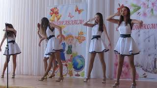 Dance of russian schoolgirls. Танец старшеклассниц под песню Метелица.
