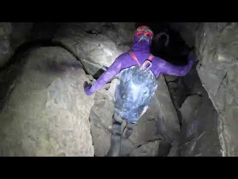 16 mile borehole cave in the cliff- Timelapse