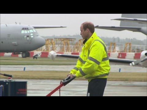 Videó: William herceg új munkát kap - mint a helikopter pilóta a keleti angol repülő mentőautóval