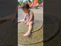 噴水遊びをする息子
