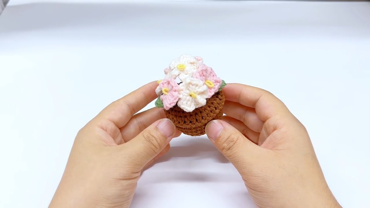 Easy Crochet Plant Pot Tutorial  Beginner Friendly DIY Home Decor