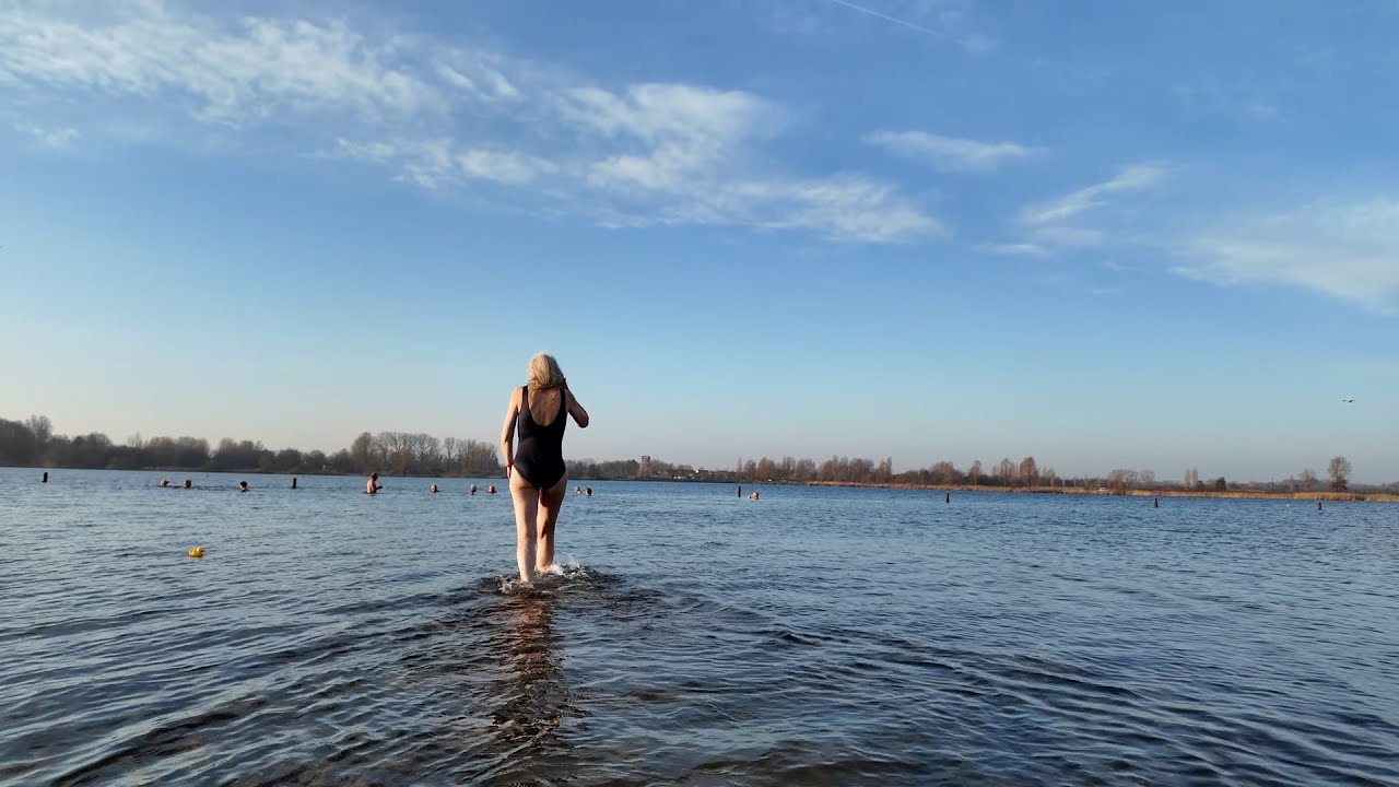 Even koppie onder - Winterdippen in de Haarrijnse plas