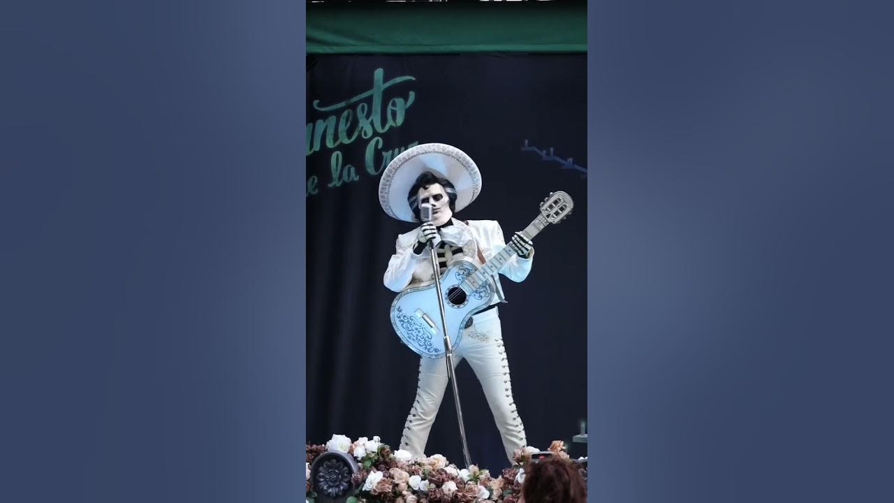 Ernesto sings Remember Me from Coco
