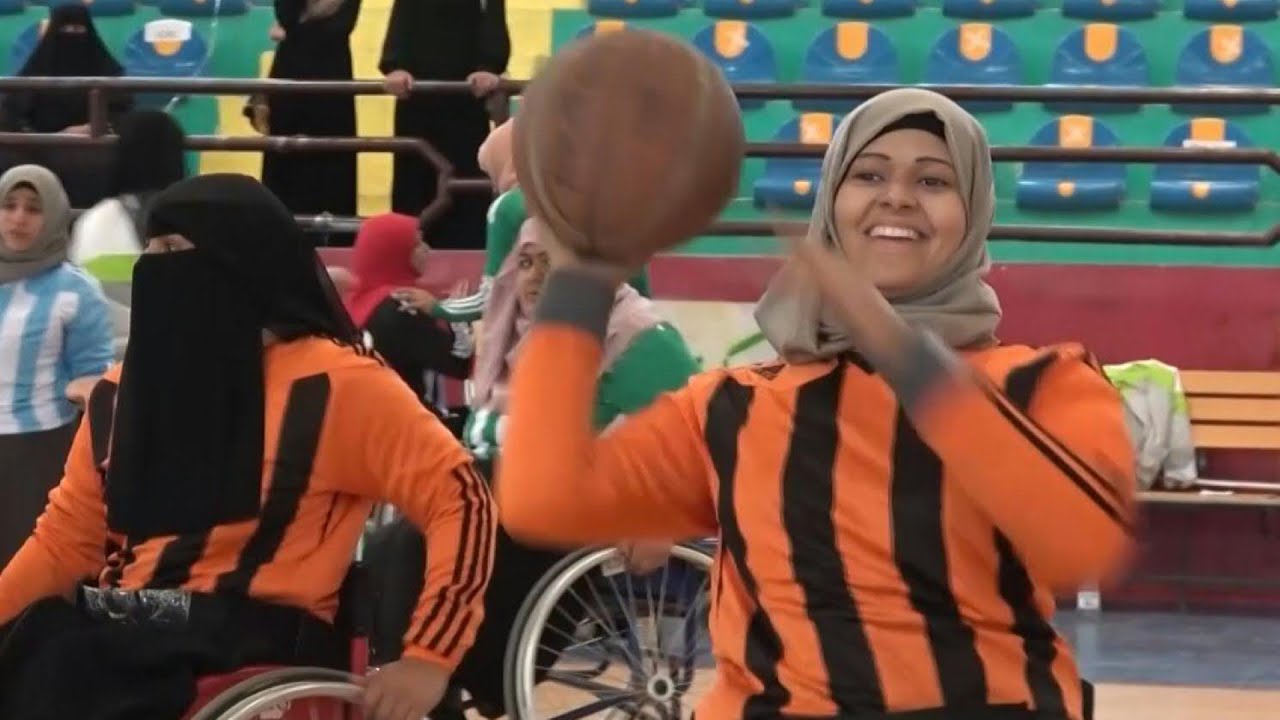 لاعبات كرة سلة يمنيات على كراسي متحركة في مواجهة الحرب والمجتمع | AFP