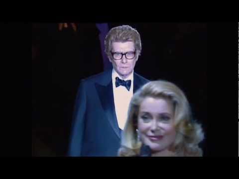 Video: Catherine Deneuve menghargai pakaian Saint Laurent