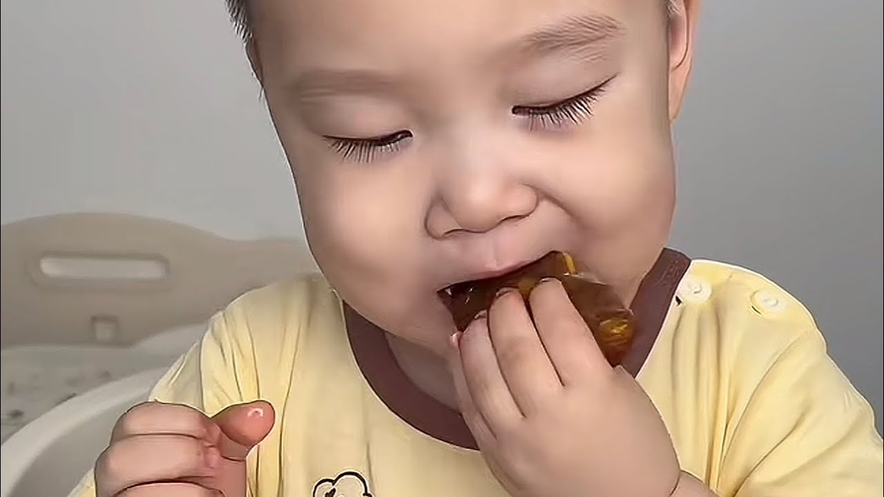 今日份治愈，看宝宝吃饭香香，烦恼全抛光