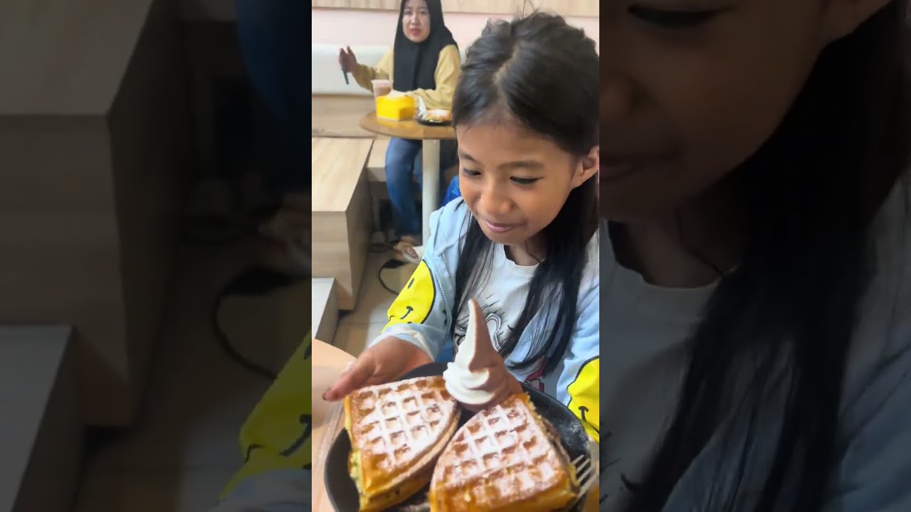 Sebelum puasa kita bawa bocil makan wafel dlu 