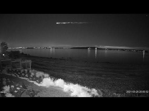 Raw: SpaceX Falcon 9 rocket debris seen from Bainbridge Island