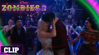 ZOMBIES 2 | El Beso De Zed Y Addison ( Clip#10/ Latino ) Disney Channel