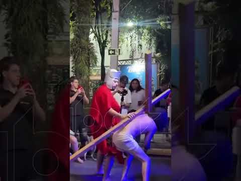 Cadela invade palco e “defende” Jesus na Paixão de Cristo