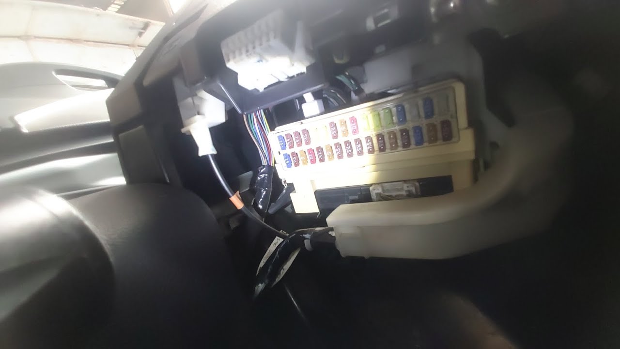 fusible feux stop toyota auris